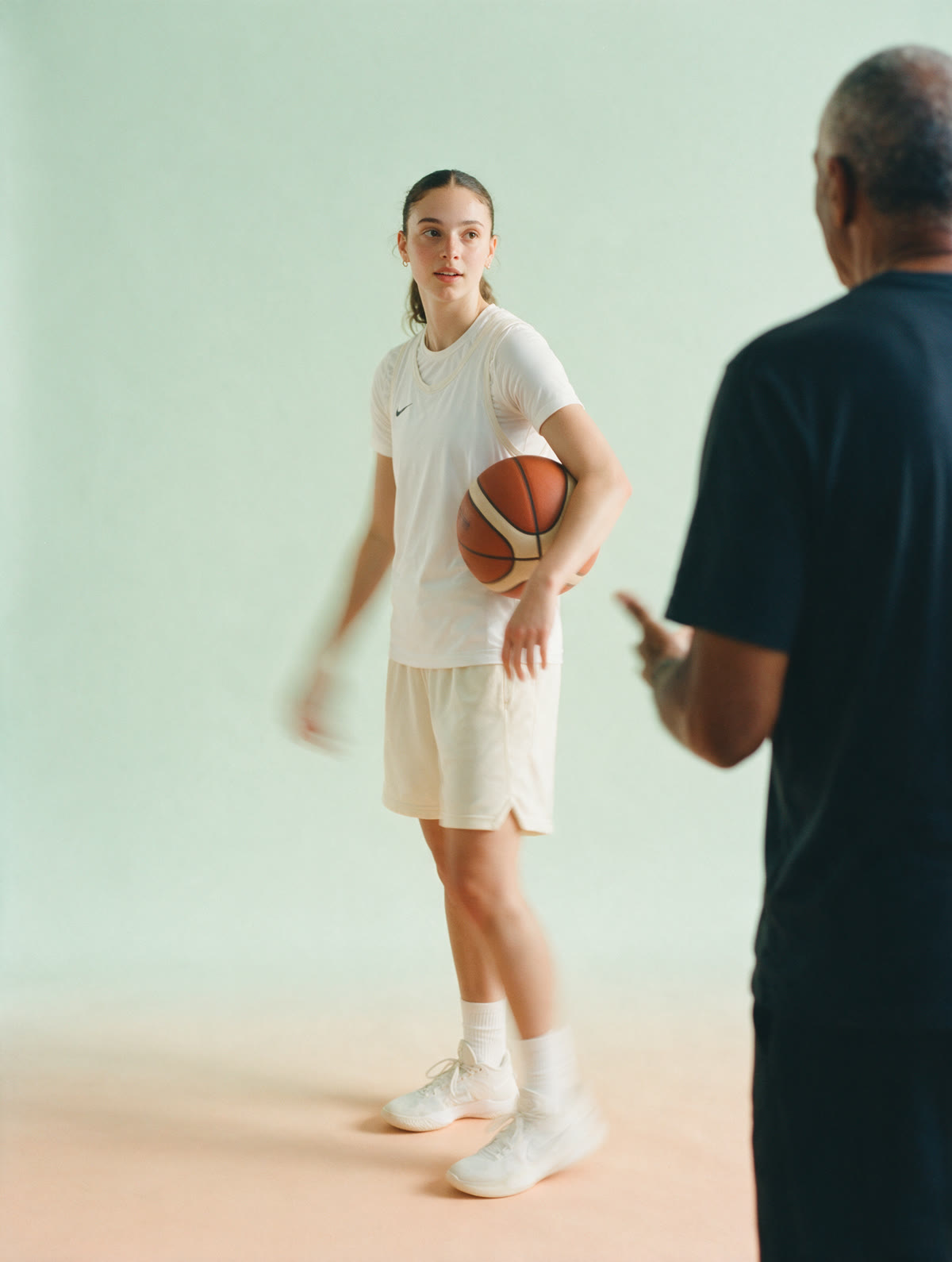 Basketballspielerin im Gespräch mit ihrem Mentor
